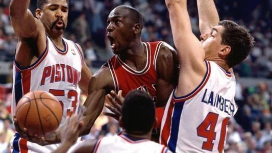 90年代的NBA啥样？帕楚利亚在当时都不算脏，乔丹放现在场均50 +