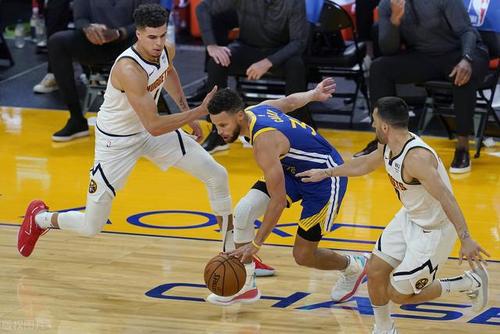 nba常规赛为什么打三节(勇士处于季后赛边缘，为何库里还那般玩命打出3场50 的得分表现？)