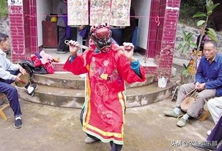 农村的古老祭祀习俗，祭品不带出祭地，要分给祭祀者吃但不能吃完