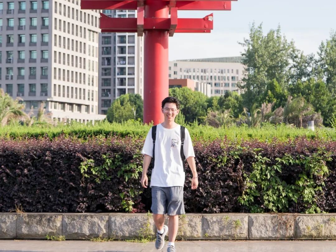 惊艳！北京“双一流”名校2021级新生辅导员集体亮相，网友：眼前一亮！