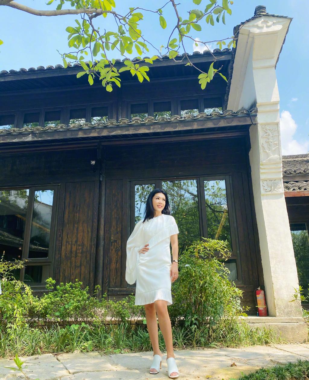 国产时尚女魔头张宇再出发!晒照重新工作,经典裤装化身都市强人