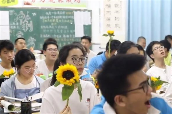 河南一考生高考成绩698分，数学考了满分，班主任直呼清北没问题