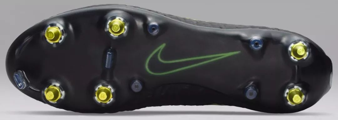 足球pu和超级纤维哪个好（如何挑选足球鞋？）