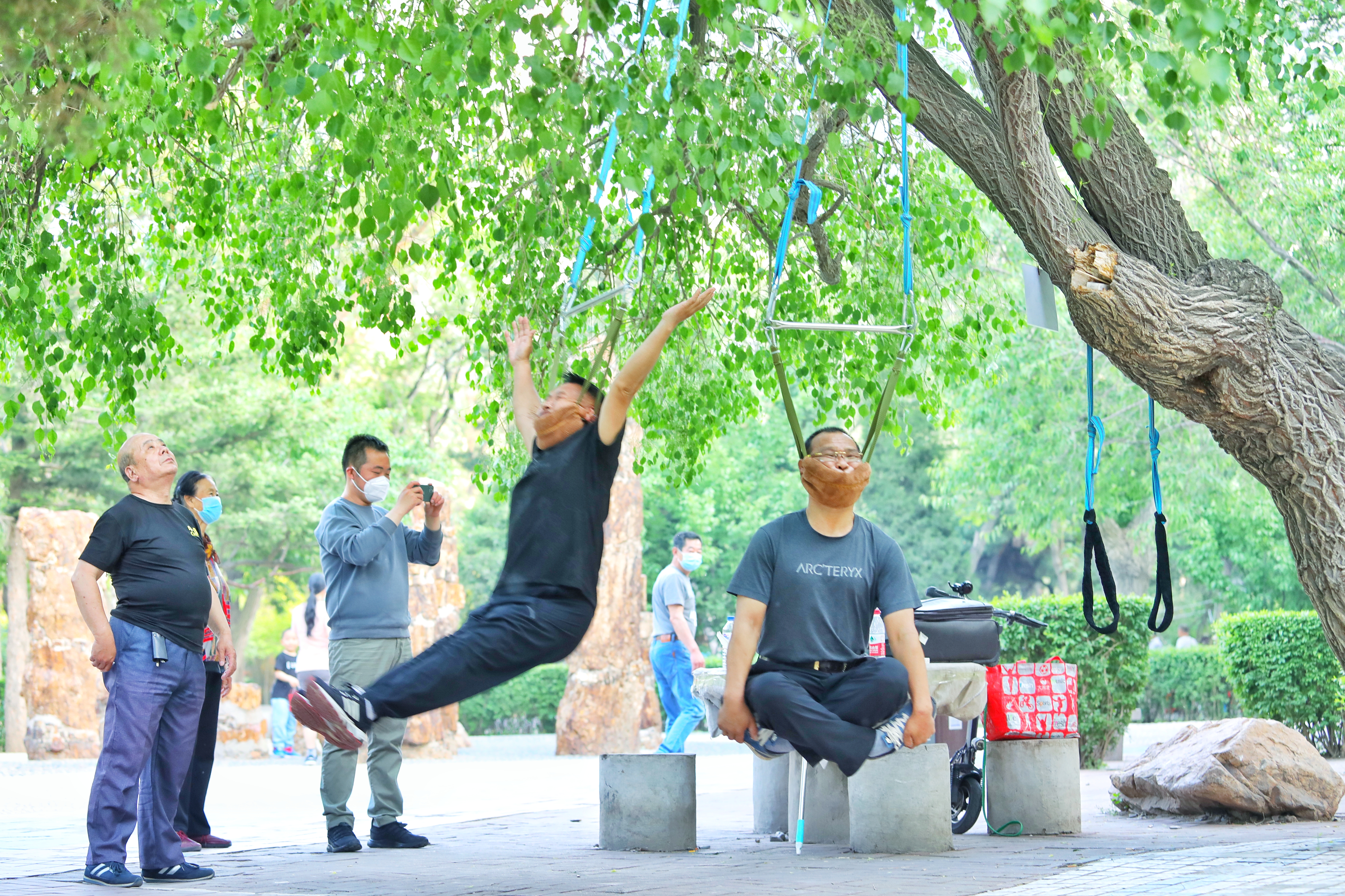 沈阳男子“吊颈健身治病”医生：危险，不可取
