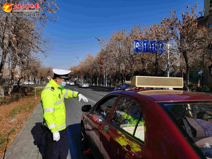 乌鲁木齐交警优化北京路汇嘉时代最近路口堵点