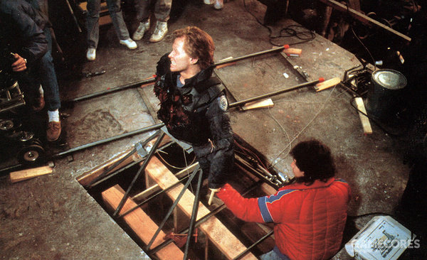 战警墨菲的死与生：旧版《铁甲威龙》令人惊艳的特技