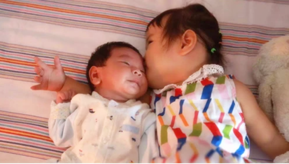 哺乳期再次怀孕，这母乳是断还是不断？‍大宝和二宝要同时兼顾