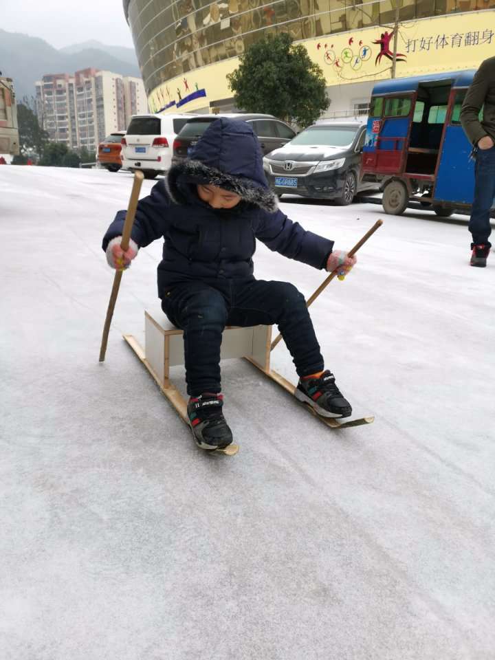 农村小伙伴，这种滑雪板你还记得吗