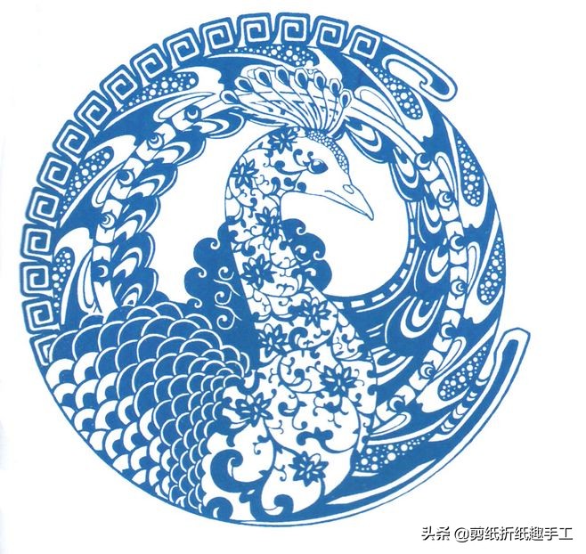 在传统文化中，孔雀被认为是吉祥、善良、美丽和华贵的象征