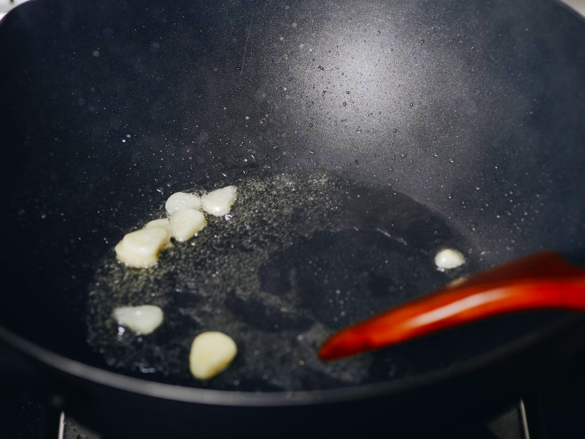 炒青菜时不要直接下锅，记住这3个小技巧，烧出的青菜翠绿不出水
