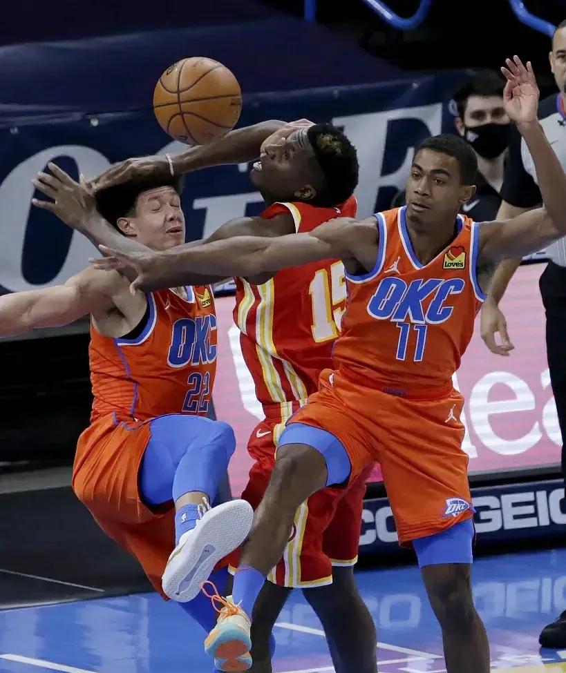 nba雷霆主场球衣有哪些（雷霆老鹰球衣撞色分不清，下半场更换球衣，科比曾经也干过）-华海博客