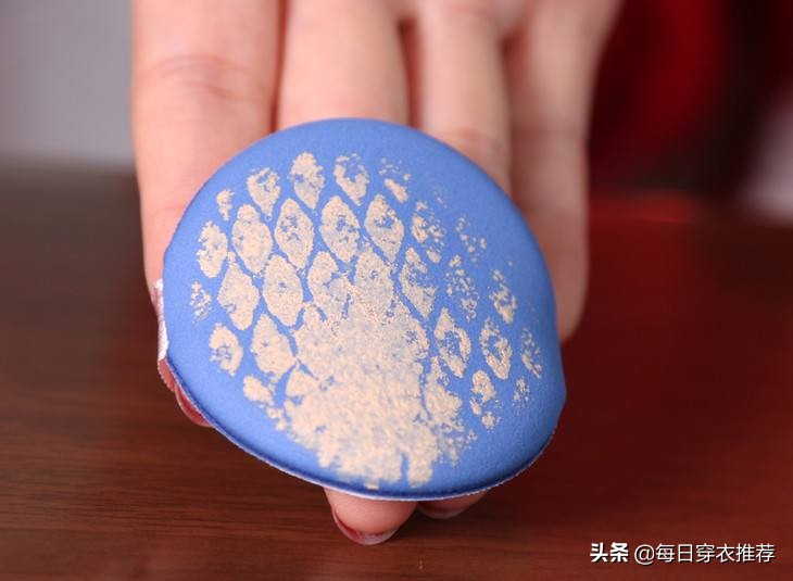 化妆师建议：上妆时气垫别按压！教你正确用法，妆容精致还不脱妆