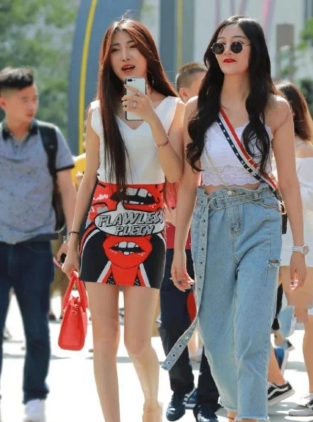 美女街拍魅力紧身裙小姐姐，年轻自信的穿搭，尽显唯美气息