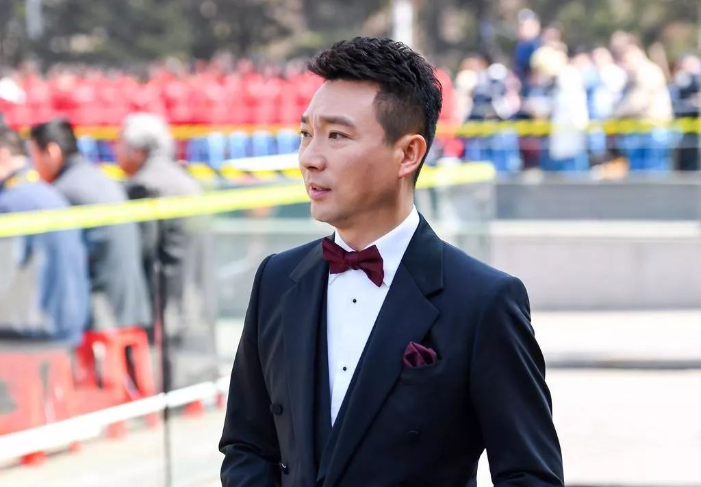 央视"国嘴"康辉,与妻子23年无儿女,遗憾痛哭:我一生只欠父母