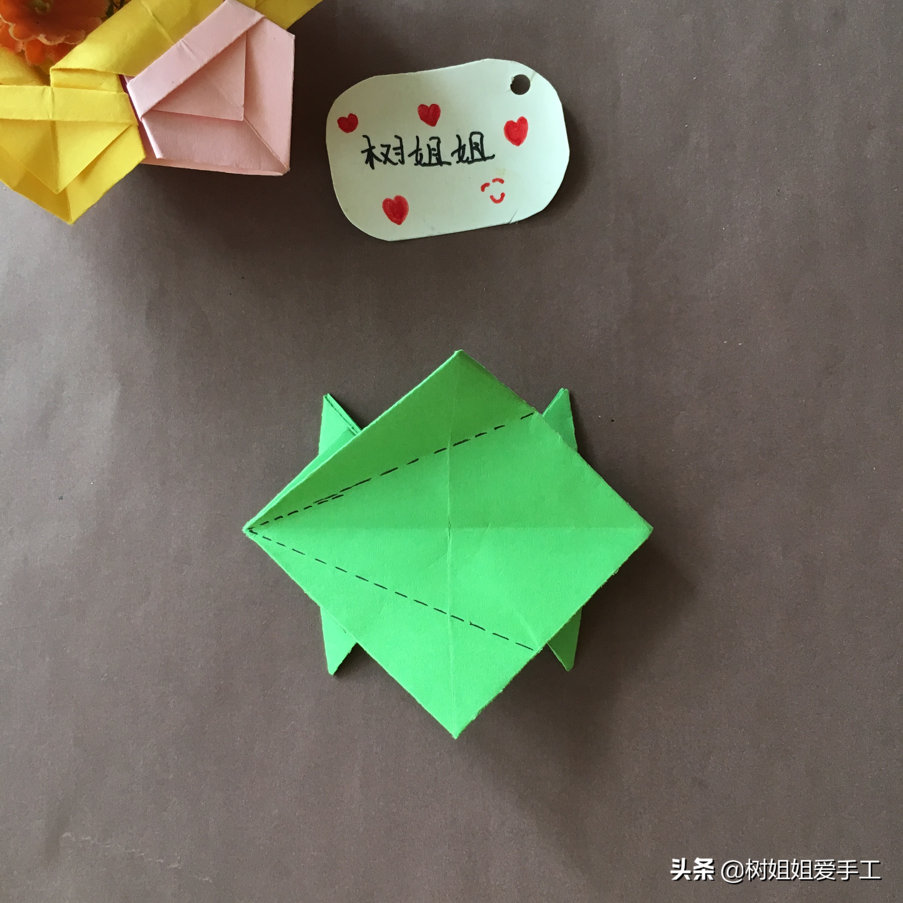 动物折纸:可以弹跳的青蛙折法