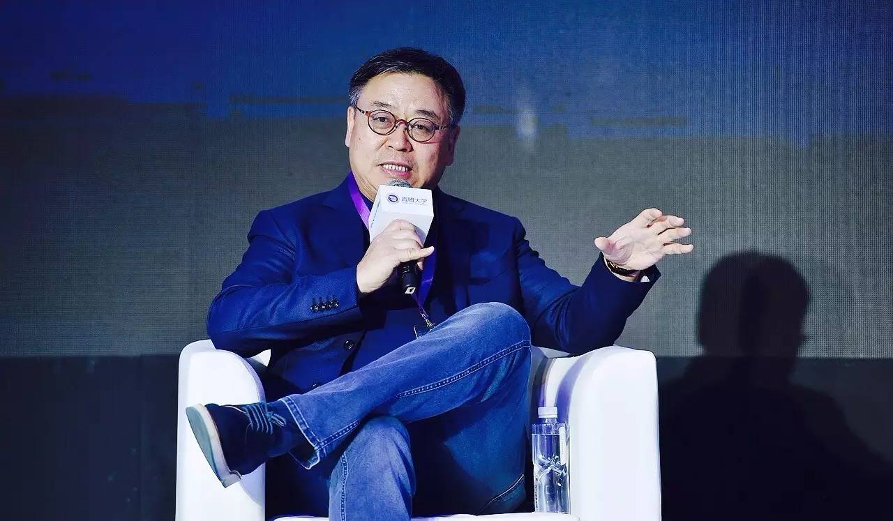 贫穷不是遮拦高贵的方式，一张清华大学的“偷拍照”，诠释了真相