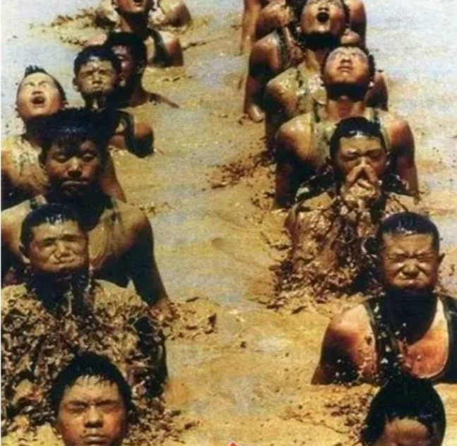 98年抗洪有多悲壮？解放军用身体堵大堤决口，高喊“人在，堤在”