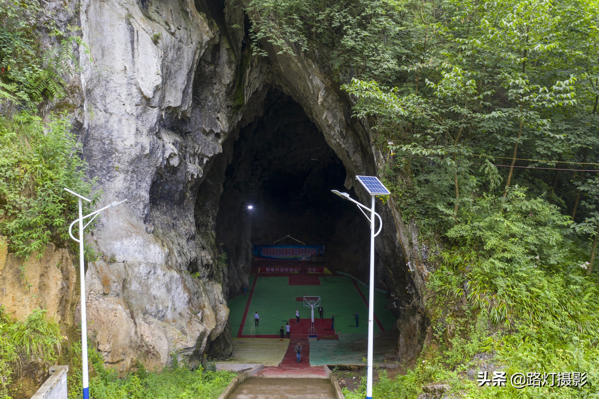 下水径篮球场(贵州村民自筹24万元，在巨型溶洞内建了篮球场，世界上绝无仅有)