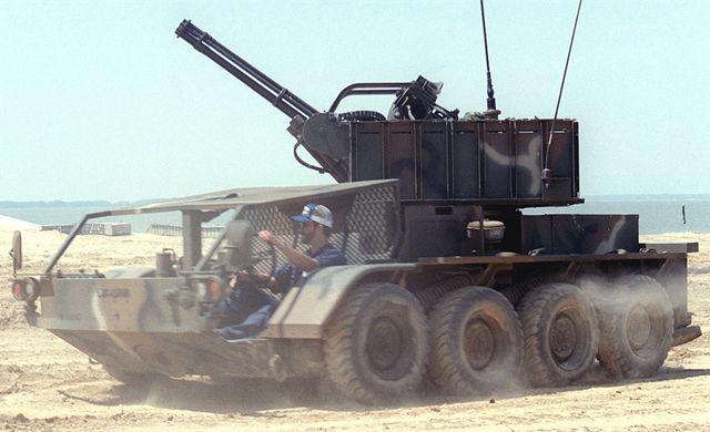 问世后不久就被马克沁取代了原来,早期加特林机枪的自动射击全靠手摇