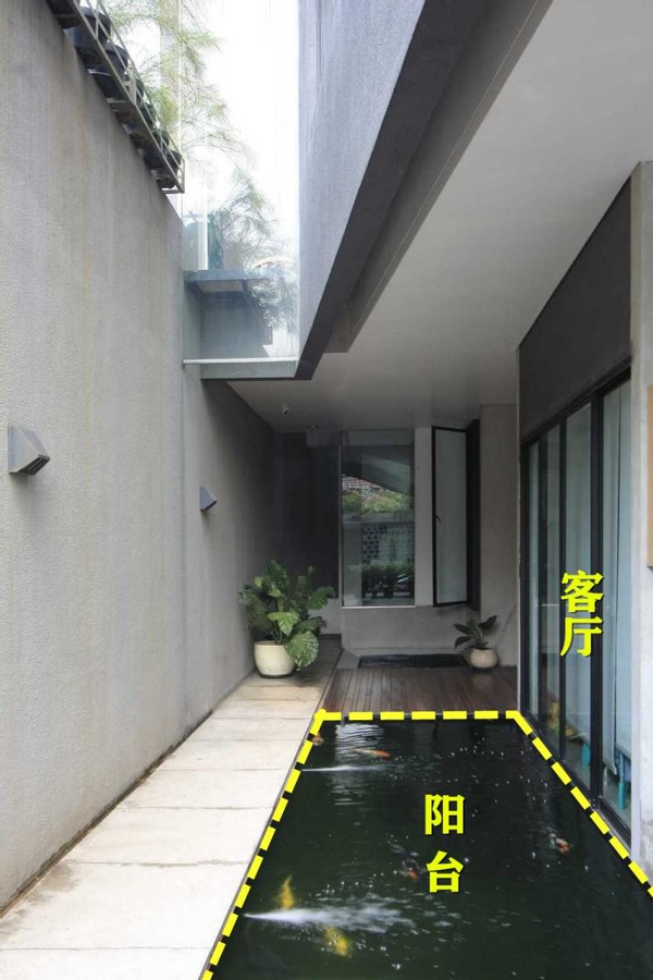 没有院子那就在阳台上挖鱼池，做好双重防水，造景瀑布好惬意享受