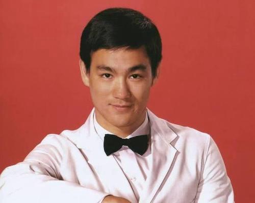 知天高地厚的普通人嘲讽虚有其表,但成龙曾说过,"李小龙的骨头比较细