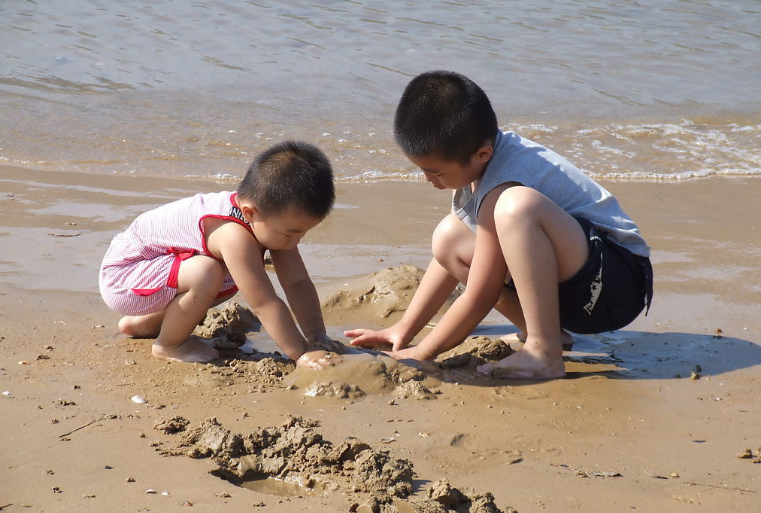 他是个爱惹是生非的人(你太调皮了！经常犯错误、惹是生非，也许这正是孩子爱你的表现)