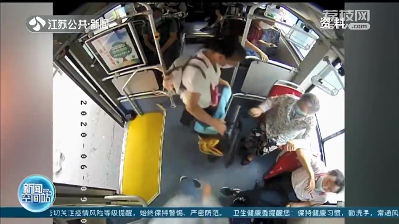 要平平安安！女乘客送整箱苹果&ldquo;表白&rdquo;南京公交司机