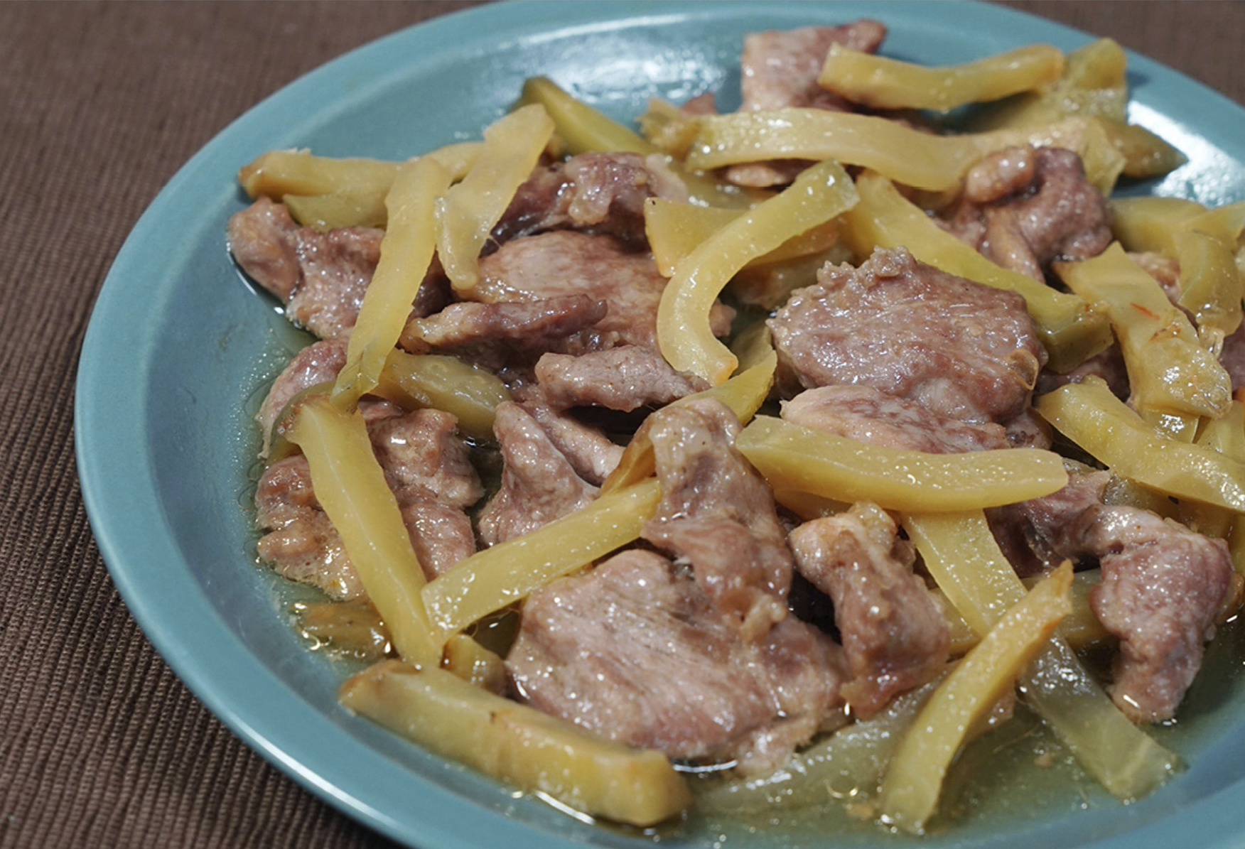 若是蒸煮,为使更入味,宜先切片腌好才蒸.