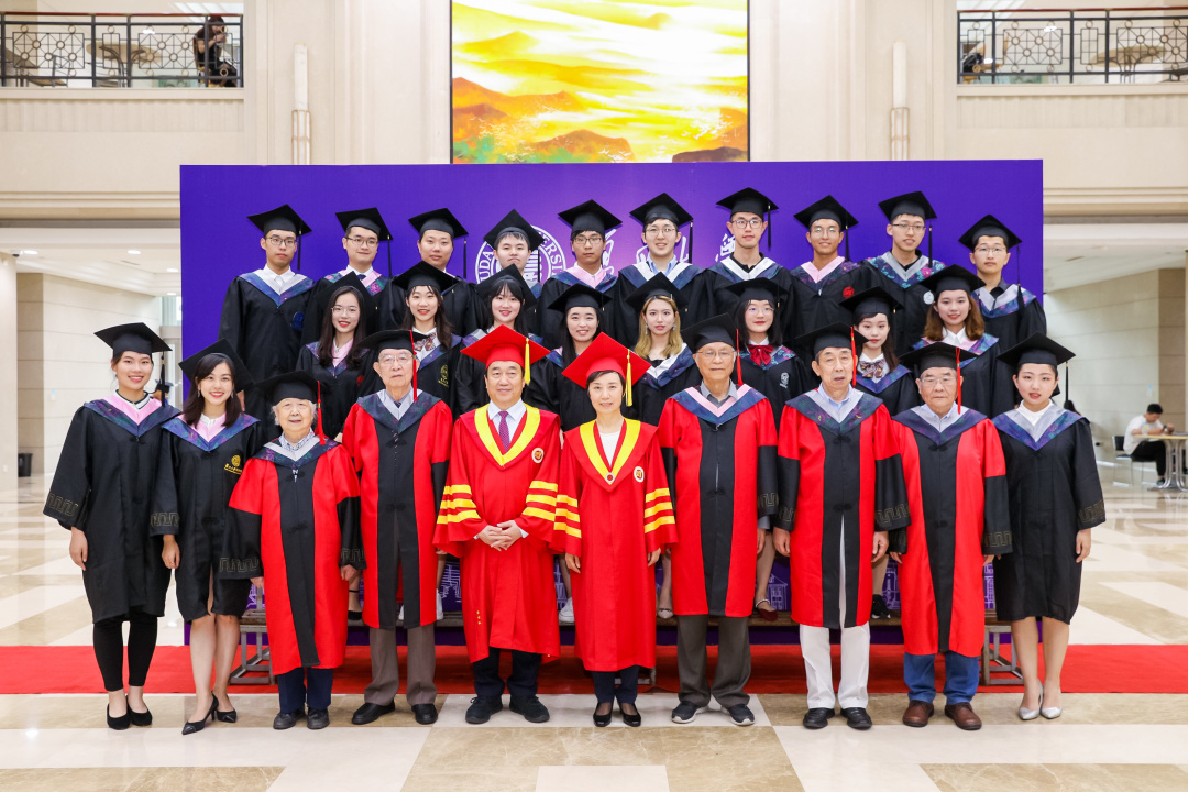 毕业季，复旦大学书记校长喊毕业生合影啦！