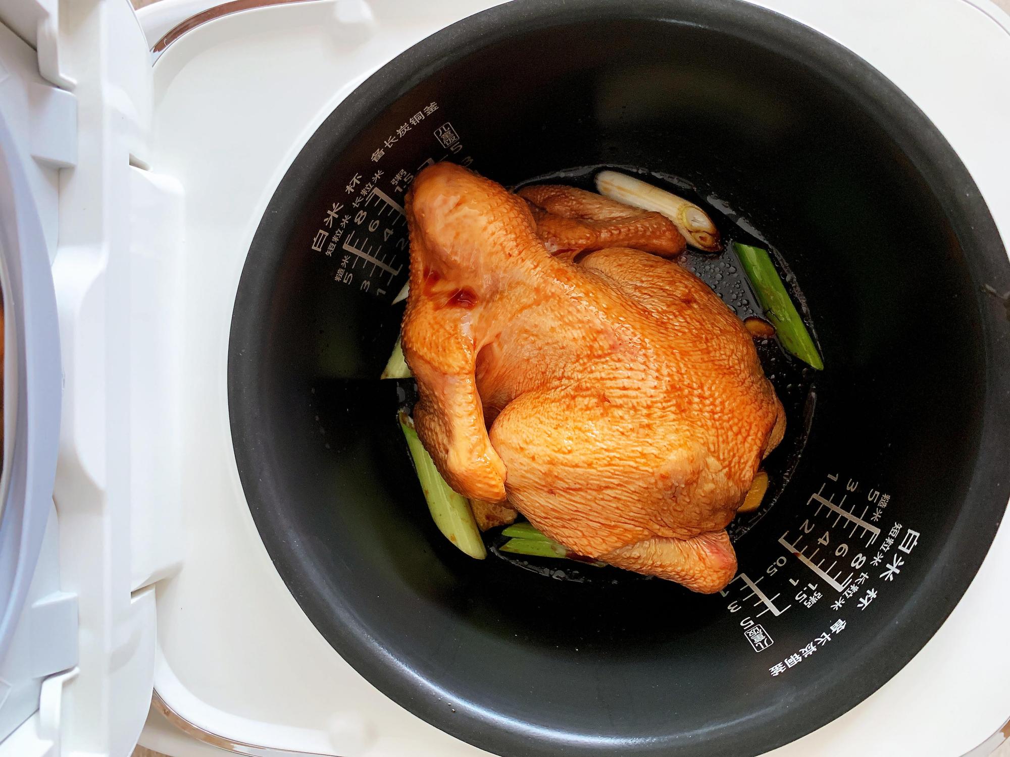 电饭煲烤鸡的制作方法（教你做出香软脱骨的烤鸡）