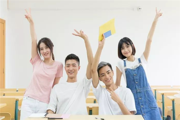 易烊千玺“吉大分玺”走红，侧脸很优越，这不比招生简章更有用？