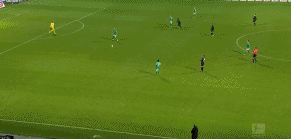 塞尔克面对来球凌空抽射得分（赤裸裸羞辱！德甲前锋空门不射 10秒后...把球踢进）