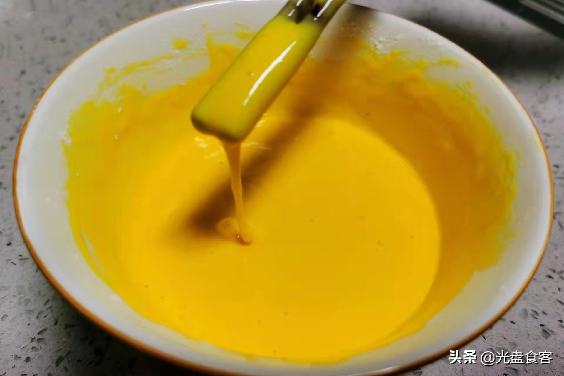 炸平菇时，裹淀粉或面粉都不对！教你正确的做法，焦香酥脆不回软