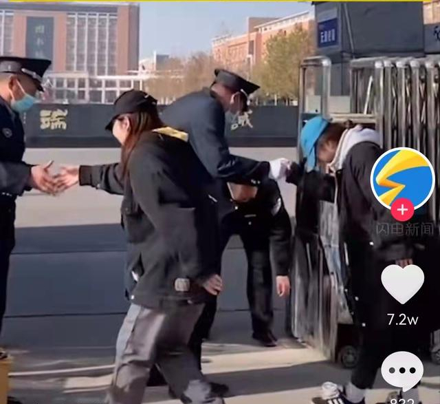 山西运城：女大学生在校门口给保安跳舞，保安：我该放她们出去吗