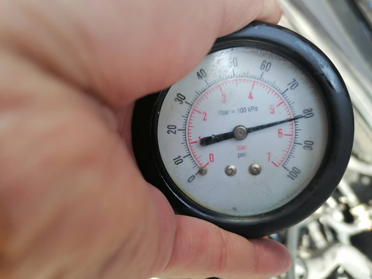 维修奥迪888发动机混合气过稀、油泵压力过低启动困难