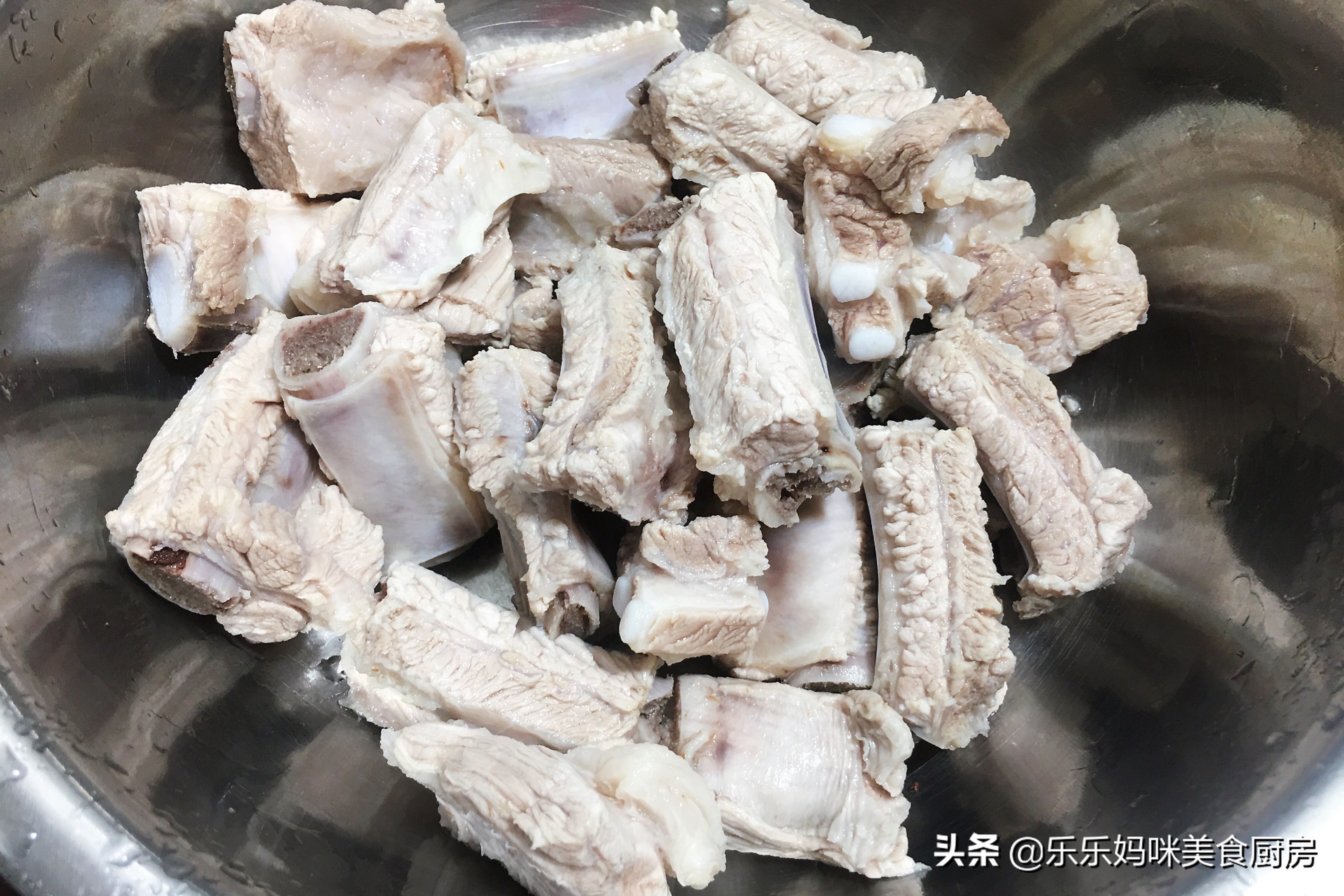 排骨土豆怎么炖最好吃（牢记3要点排骨软烂不塞牙）