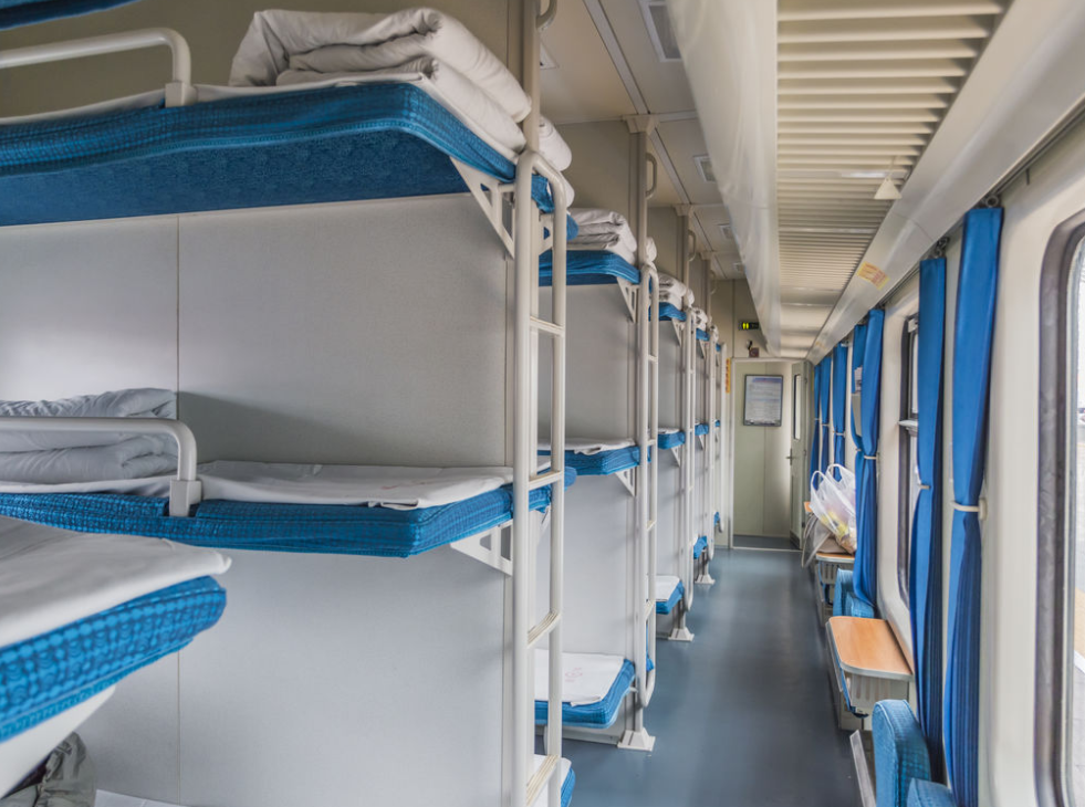 列车,全程都没有其余站点,乘客可以一觉睡到家,这趟火车就是k53次列车