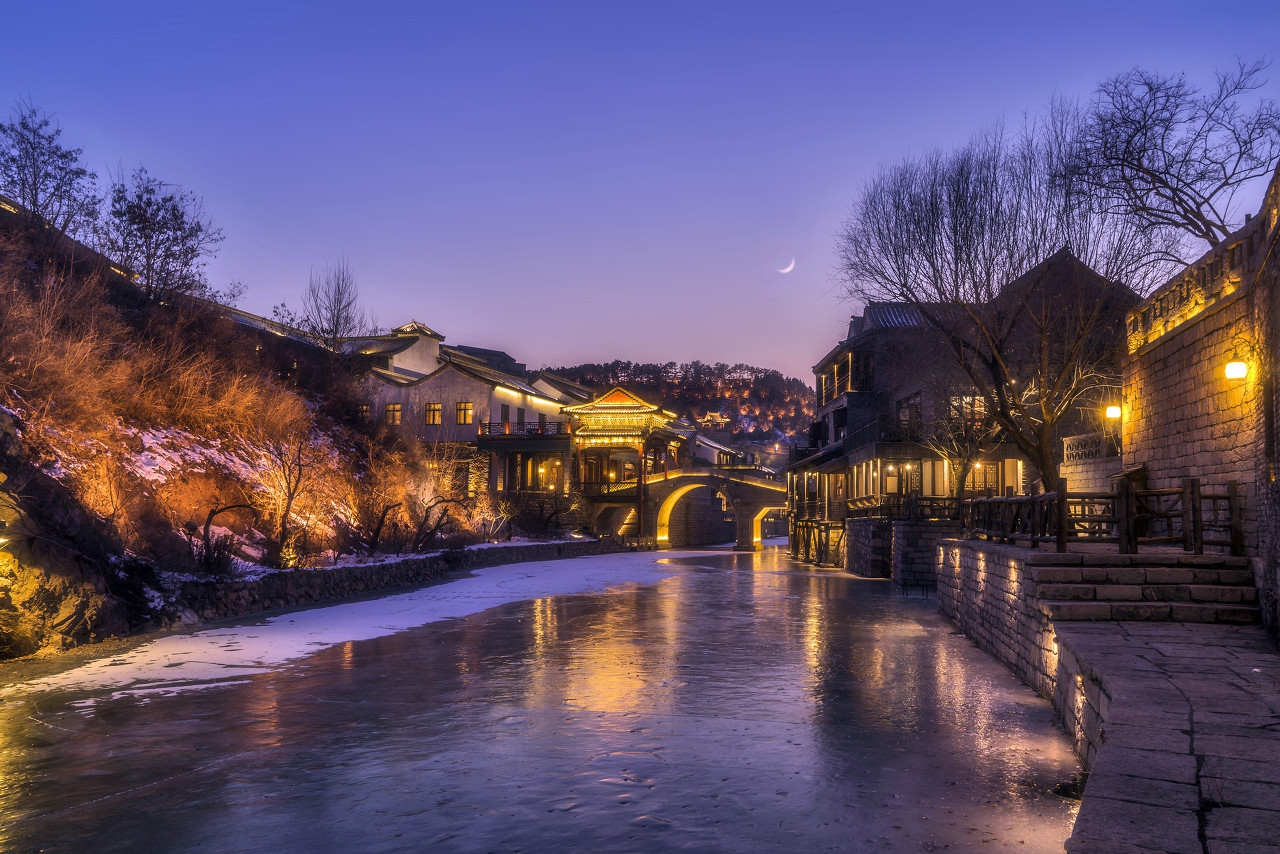 古北水镇位于北京市密云区古北口镇,背靠中国最美的司马台长城