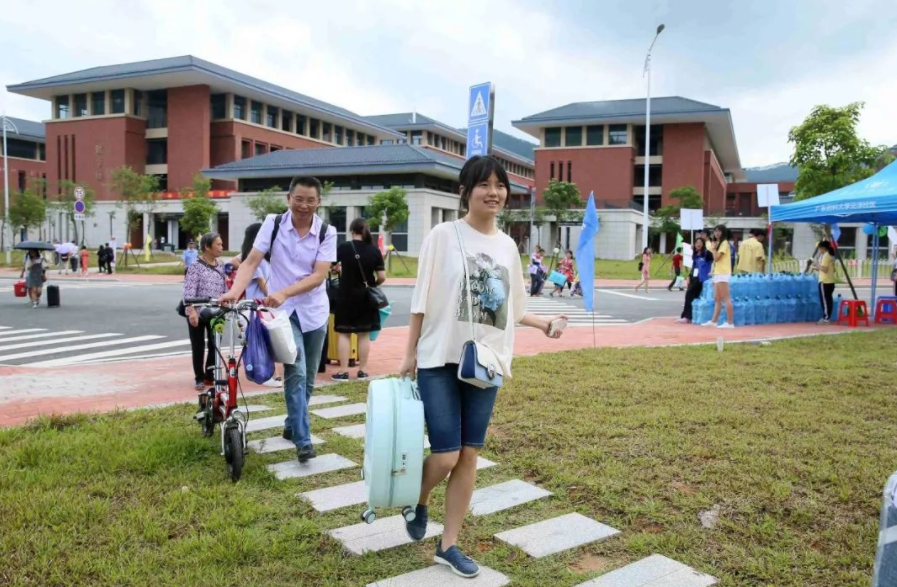 供一名本科生读4年大学，需要花费多少钱？总数有些“吓人”