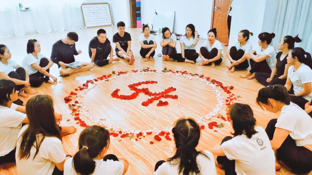 「杨昆瑜伽」基础瑜伽教练培训，专为零基础的你而定制