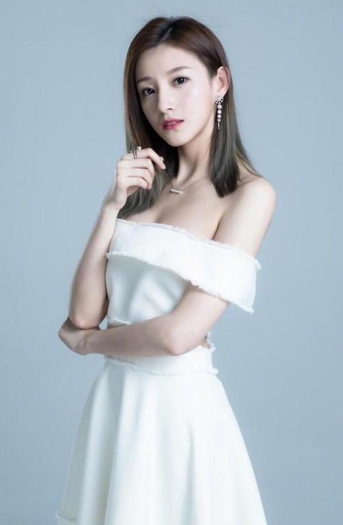 无言花自香,淡定人从容,优秀作文欣赏:《淡定于心,从容于行》