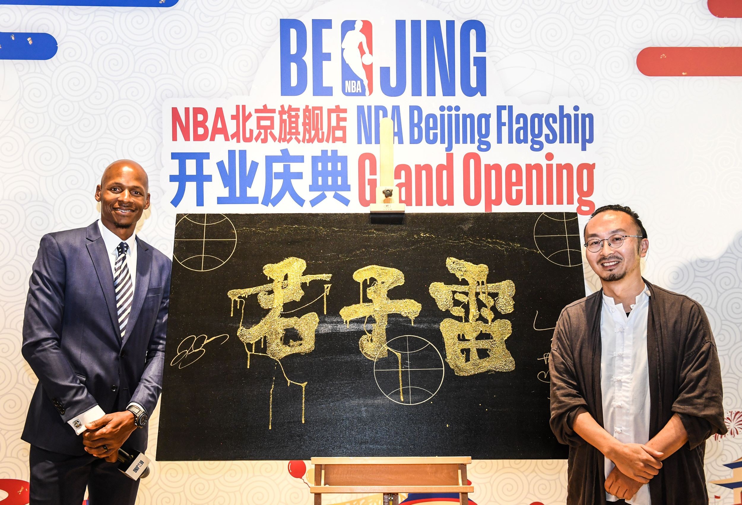 nba为什么要撒金粉(雷·阿伦惊喜现身！NBA美国之外最大旗舰店在北京王府井隆重开业)