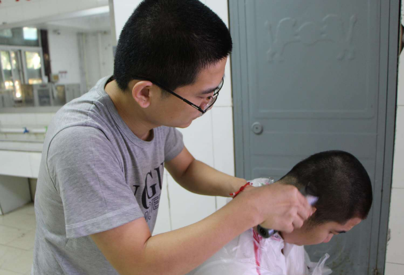 某初中院校发型标准公开，长度精准到“厘米”，学生有些接受不了