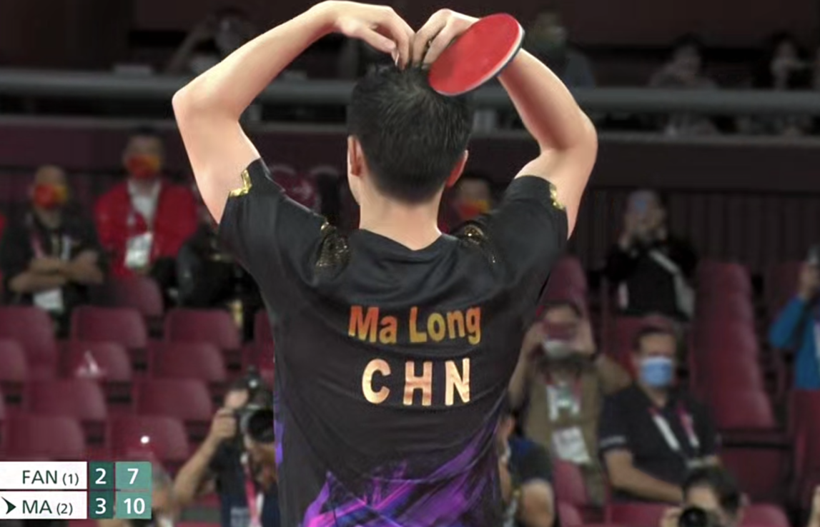 马龙蝉联奥运冠军,向观众比心庆祝,全场起立鼓掌)