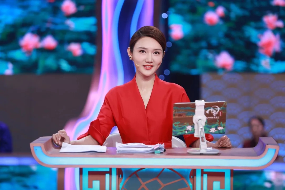 毕业于南艺的龙洋，30岁成中国诗词大会主持，收视创新高却被质疑