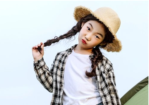 辫的十二岁女孩,十一出游的时候,把自己的长发编织成松松的双麻花辫