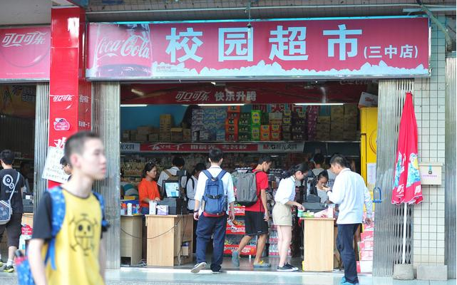 湖南店长320万高价承包学校小卖部，真有这么赚钱？店长笑而不语