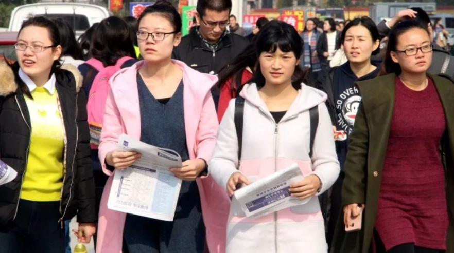 适合女生报考的专业，未来就业前景广阔，薪资待遇也很可观