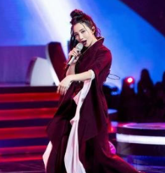 随着非主流时代坠落的巨星，“过气歌手”许嵩凭什么被央视狂赞