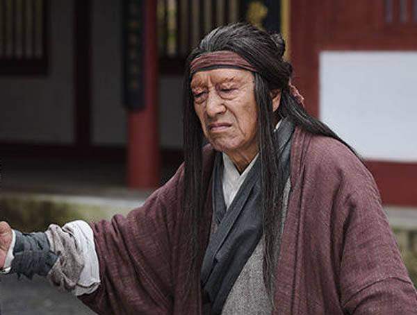 "平头哥"柯镇恶一言不合就开打,一打就输,输了不服的侠义人生